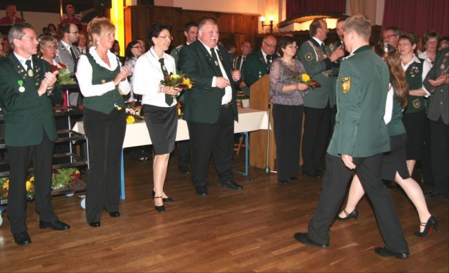 files/bezirksverband/images/2011/BZ-Ball-BlumenNadeluebergabe11.jpg